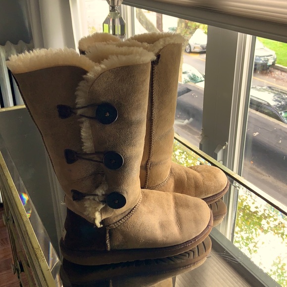 Ugg 3 button distressed bomber boot - Picture 1 of 7